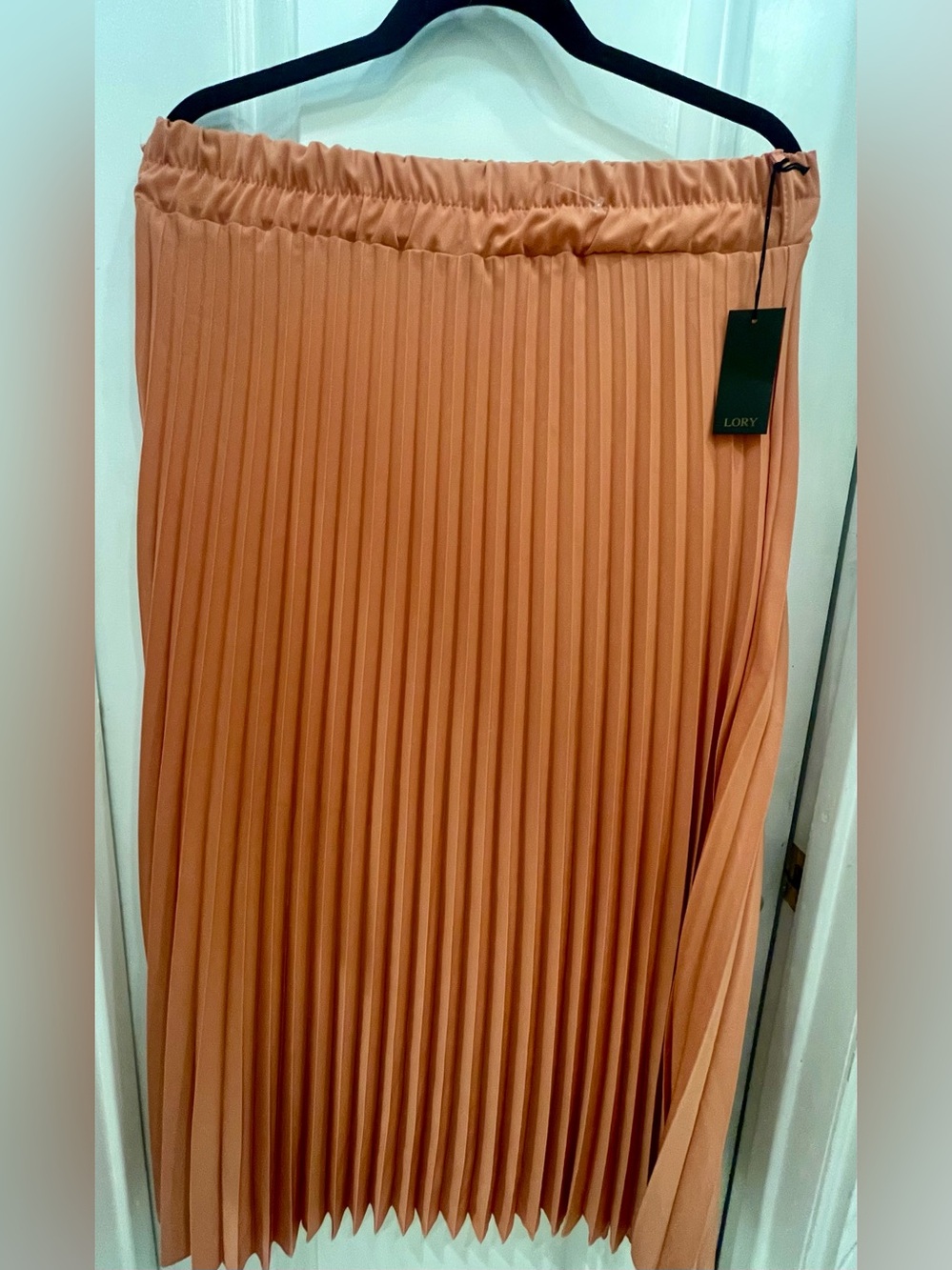 Lory Pleated Midi Skirt in Peach